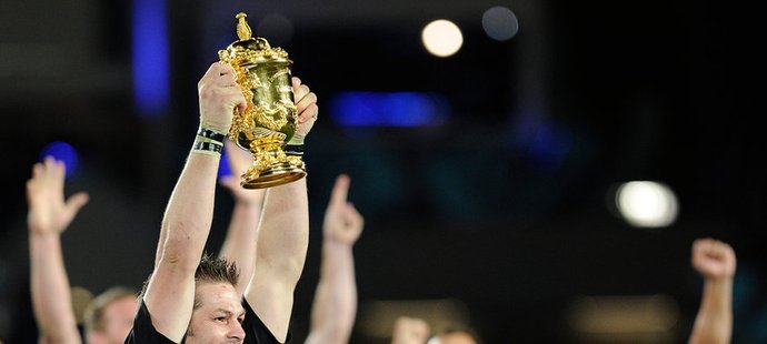 Kapitán Nového Zélandu Richie McCaw zvedá pohár pro mistry světa