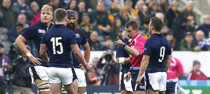 Rozhodčí Nigel Owens důrazně domlouvá skotskému ragbistovi Stuartu Hoggovi v utkání s Jižní Afrikou