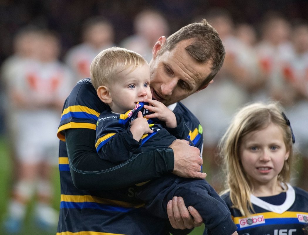 Rob Burrow se svými dětmi na ragbyové benefici v Leedsu