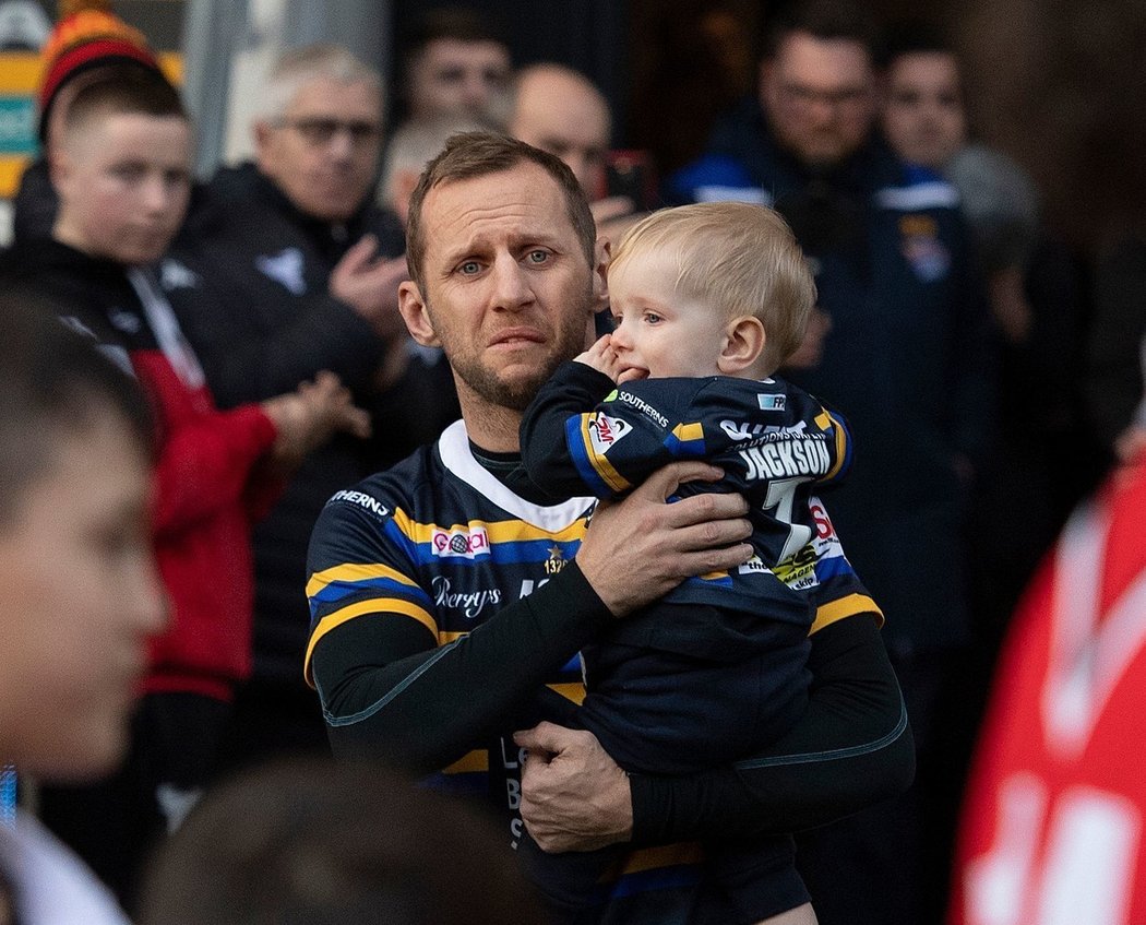 Rob Burrow se svými dětmi na ragbyové benefici v Leedsu