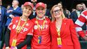 Kanadský premiér Mark Carney (uprostřed) se svou manželkou Dianou Fox Carney (vlevo) a předsedkyní Rugby Canada Kathleen McGinnovou po finále MS v ragby žen mezi Anglií a Kanadou