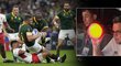 Sportovní ředitel Jižní Afriky Rassie Erasmus posílá během zápasu na hřiště světelné signály