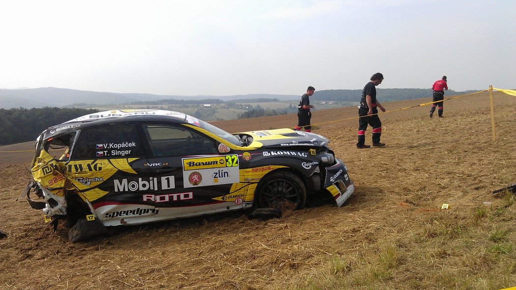 Zničené auto českého závodníka rallye Václava Kopáčka, které vjelo mezi diváky. Při nehodě zemřel jeden fanoušek
