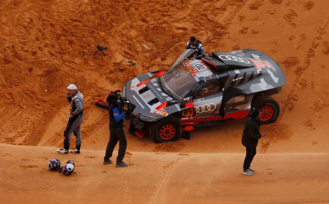 Carlos Sainz měl na Dakaru těžkou nehodu