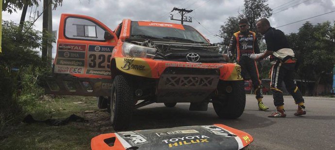 Toyota Martina Prokopa poté, co ji ve 4. etapě Rallye Dakar převrátil přes střechu