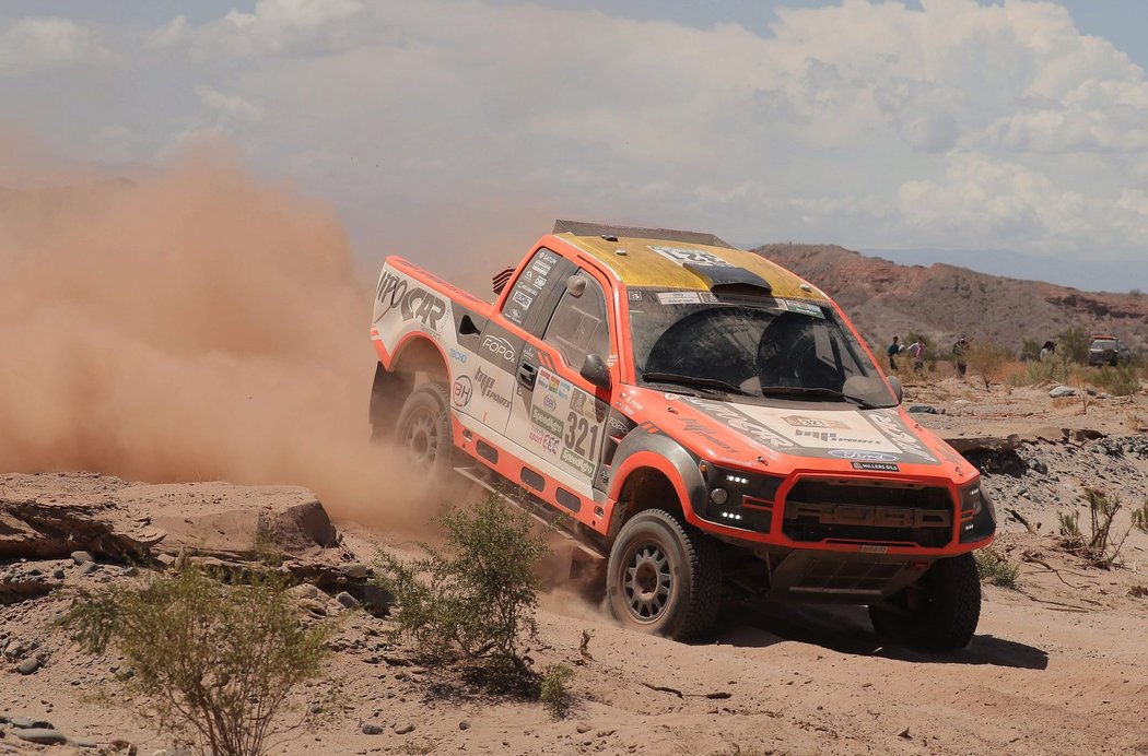 Martin Prokop se svým Fordem na trati třetí etapy Rallye Dakar