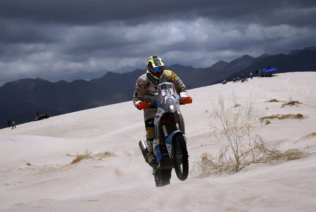 Český motocyklista Milan Engel na trati 10. etapy Rallye Dakar