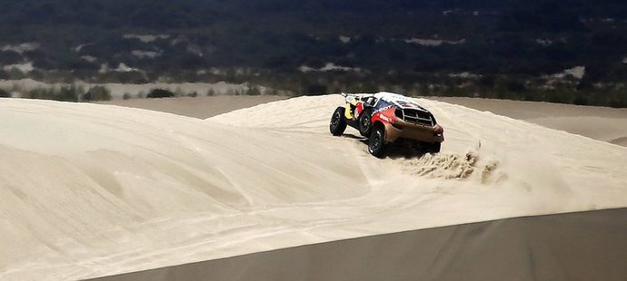 Carlos Sainz na trati 10. etapy Rallye Dakar, kterou už ovšem nedokončil