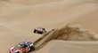 Carlos Sainz před svým rivalem Cyrilem Despresem na Rally Dakar