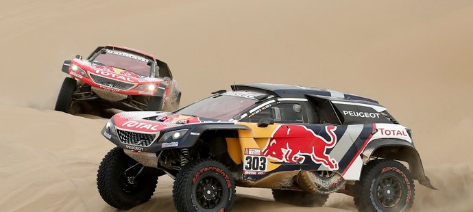 Carlos Sainz před svým rivalem Cyrilem Despresem na Rally Dakar