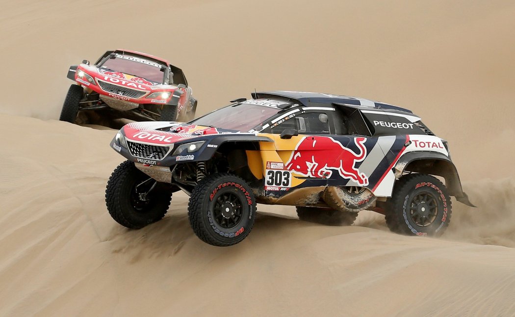 Carlos Sainz před svým rivalem Cyrilem Despresem na Rally Dakar