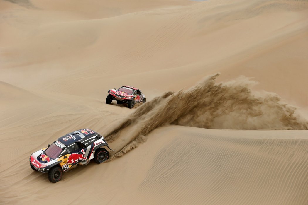 Carlos Sainz před svým rivalem Cyrilem Despresem na Rally Dakar