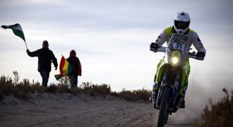 Šílený Dakar. Řeka odnesla závodníka i s motorkou, Kolomý havaroval