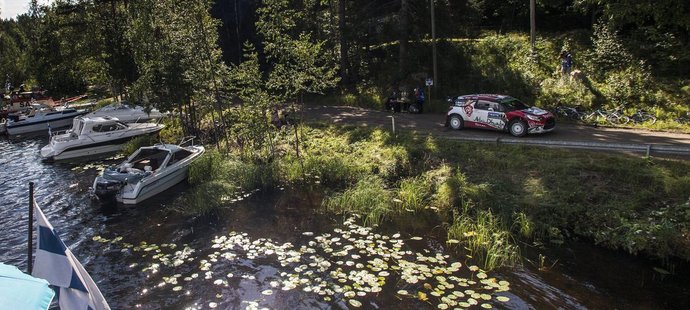 Britský pilot Kris Meeke na trati Finské rallye