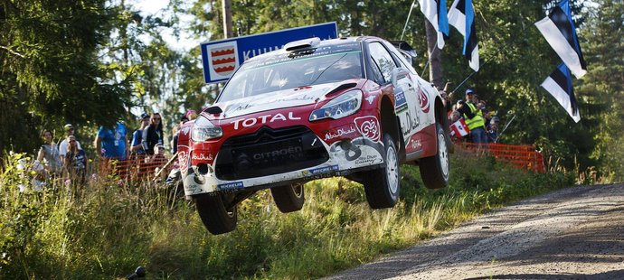 Britský jezdec Kris Meeke s Citroënem na trati Finské rallye