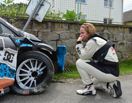 Ostberg prozkoumává míru poškození svého auta