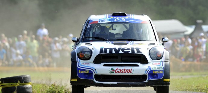 Automobilový závodník Václav Pech pronásleduje z druhého místa na Barum Rallye vedoucího Jana Kopeckého.