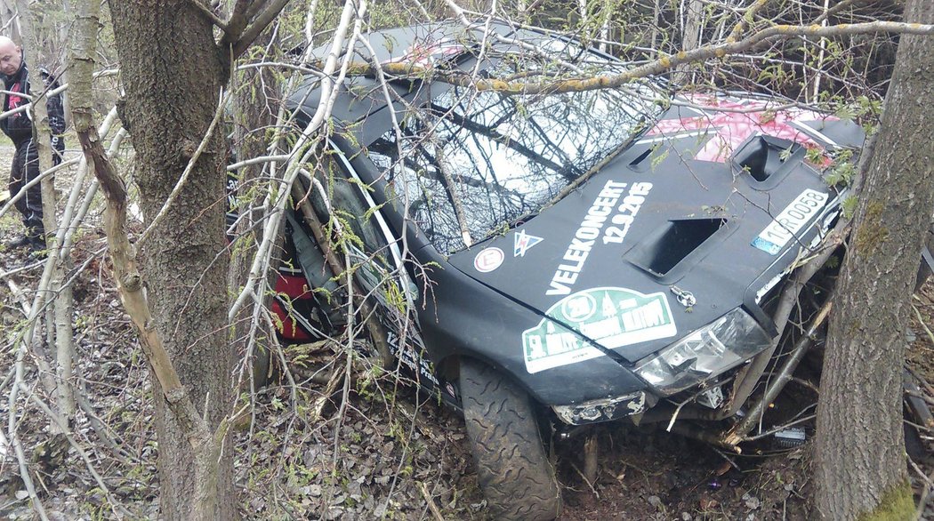 Zpěvák Daniel Landa skončil po hrozivém karambolu během poslední rychlostní zkoušky Rallye Šumava Klatovy se svým vozem mezi stromy. Jen díky štěstí se nehoda obešla bez zranění.