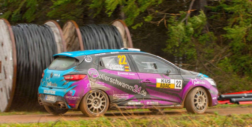 Kai Günther vyjel s Renaultem Clio z trati a narazil do stromu. Osmačtyřicetiletý pilot zemřel na místě, jeho o čtyři roky mladší navigátor Sebastian Walker podlehl zraněním po převozu do nemocnice. 