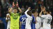 Hráči Realu Madrid děkují fanouškům poté, co postoupili do čtvrtfinále Ligy mistrů přes Schalke
