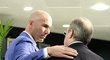 Velcí přátelé. Zinedine Zidane v objetí s prezidentem Realu Madrid Florentinem Pérezem