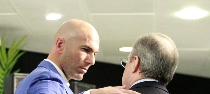 Velcí přátelé. Zinedine Zidane v objetí s prezidentem Realu Madrid Florentinem Pérezem