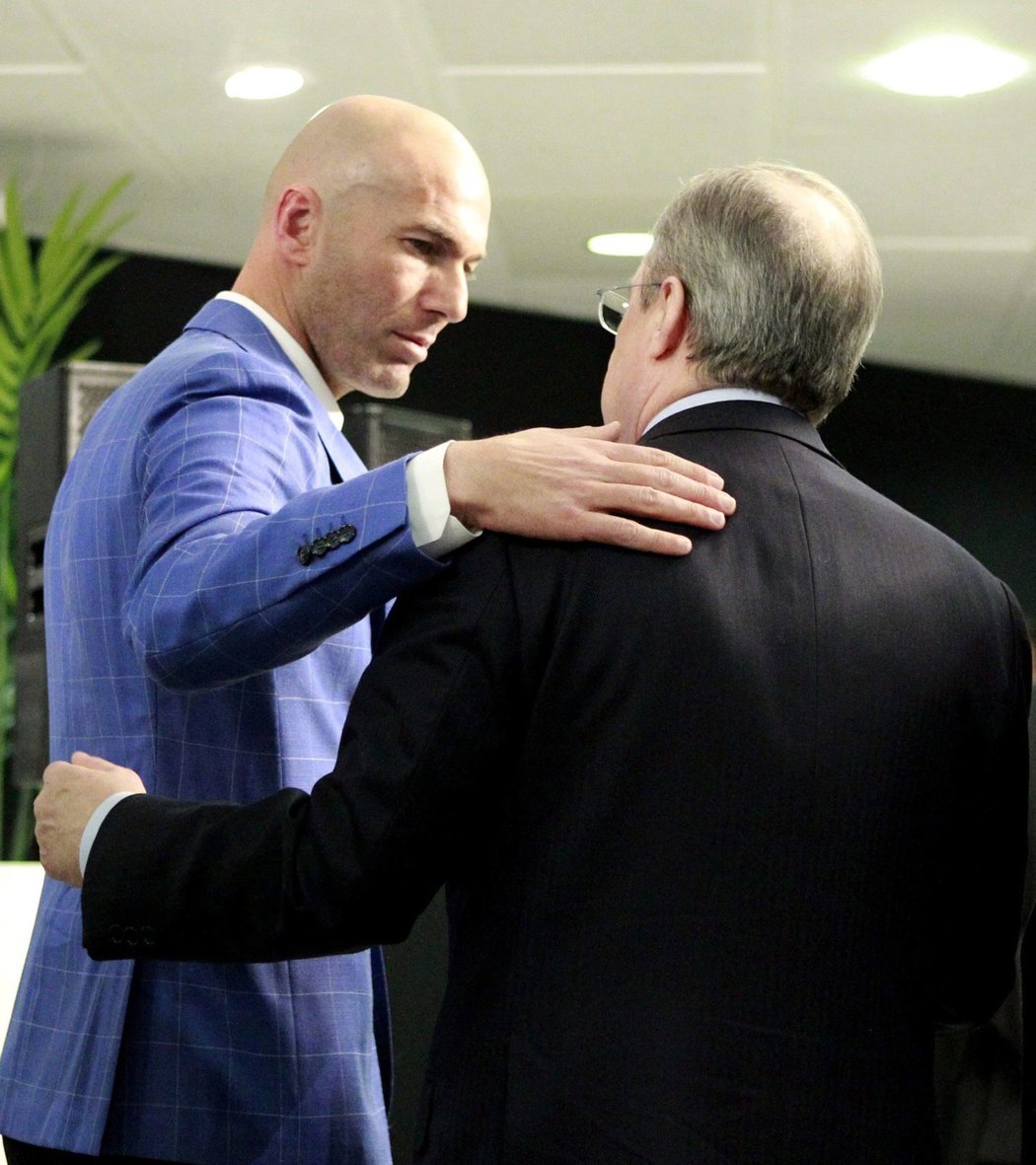 Velcí přátelé. Zinedine Zidane v objetí s prezidentem Realu Madrid Florentinem Pérezem