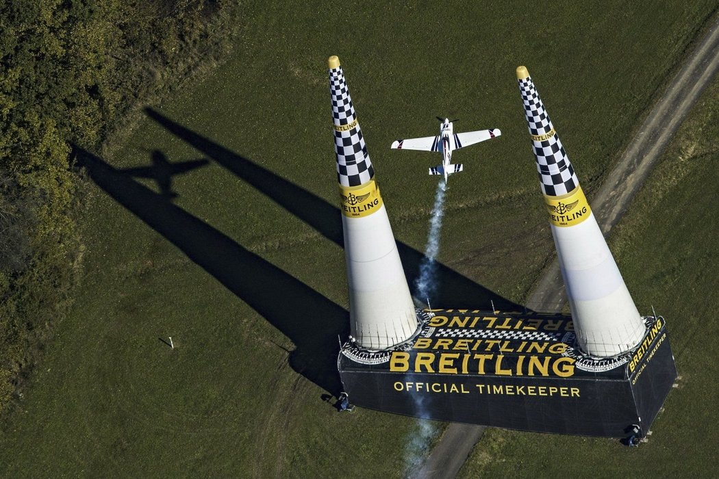 Český akrobatický pilot Martin Šonka při závodě Red Bull Air Race v rakouském Spielbergu