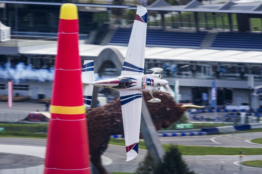 Český akrobatický pilot Martin Šonka při závodě Red Bull Air Race v rakouském Spielbergu