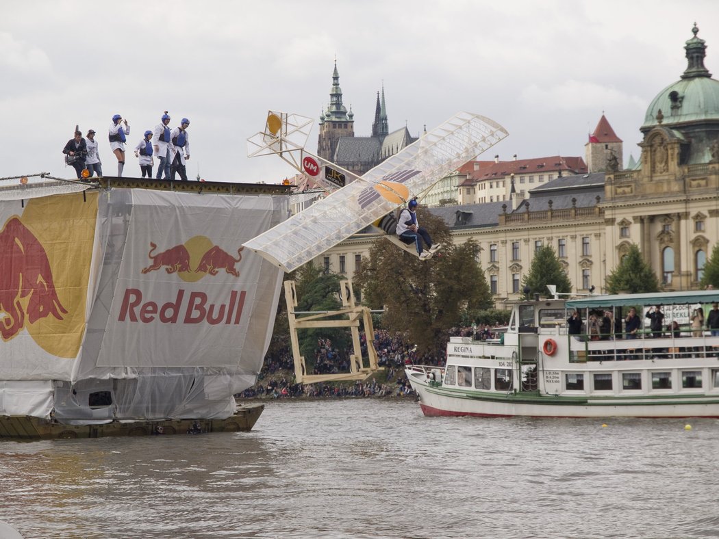 Red Bull Letecký Den nabídl v Praze přehlídku roztodivných létajících strojů