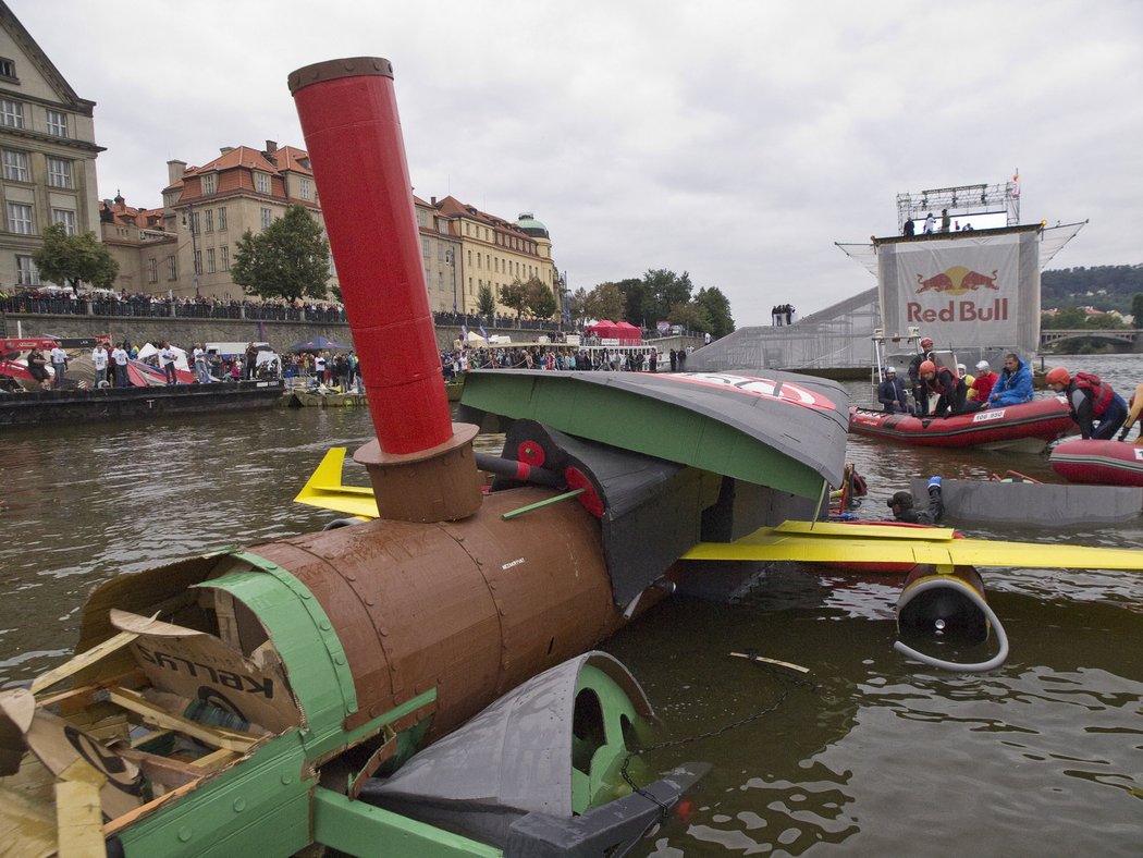 Red Bull Letecký Den nabídl v Praze přehlídku roztodivných létajících strojů