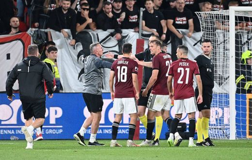 Sešívaný asistent Řehák »krotí« sparťany Sešívaný asistent Řehák »krotí« sparťany