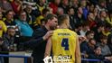 Trenér Tomáš Reimer udílí pokyny Tomáši Vyoralovi
