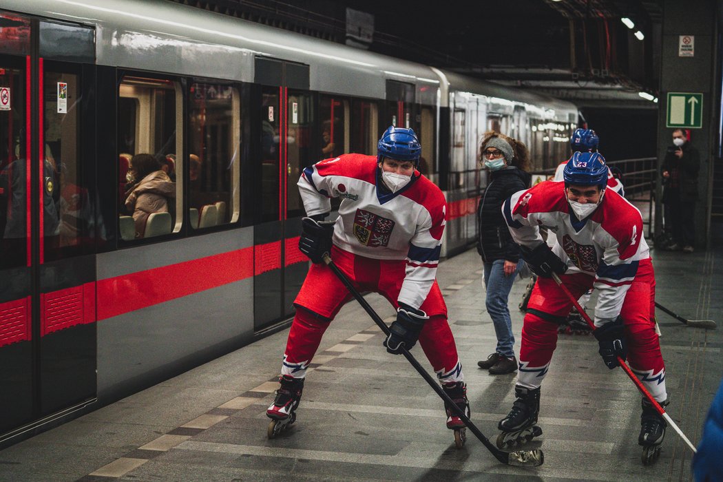 Hokejisté hrající v metru