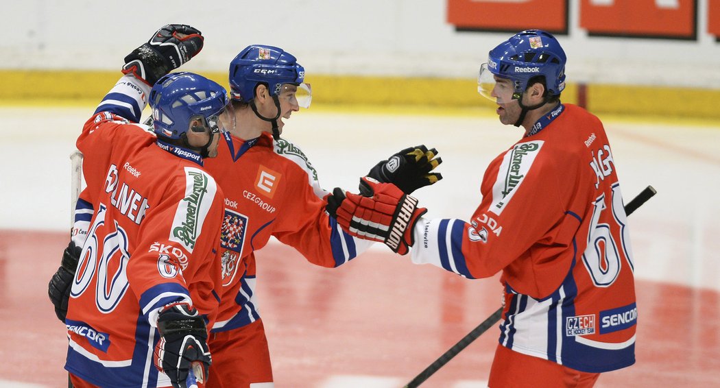 Hokejisté české reprezentace se radují z gólu do sítě Švédska