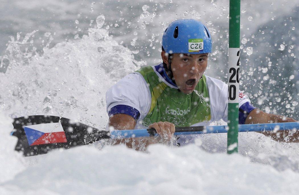 Český kajakář Jiří Prskavec během kvalifikační jízdy na olympiádě v Riu