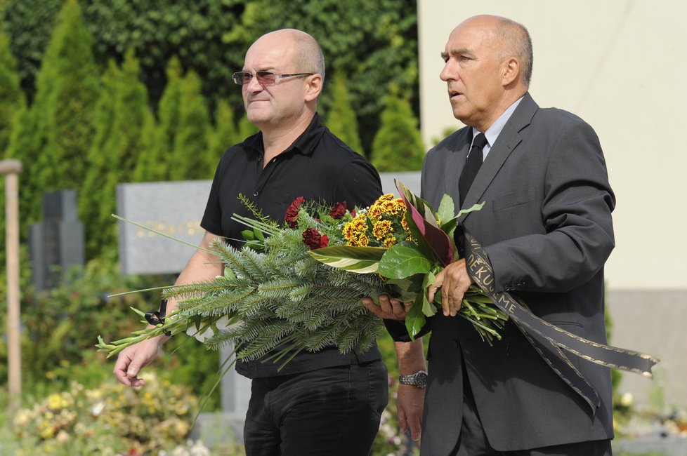 Hosté na pohřbu Roberta Bakaláře, vpravo Čestmír Kalaš