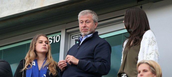 Bývalý majitel londýnského týmu Roman Abramovič chce podstatnou část peněz z prodeje Chelsea darovat i ruským občanům, které postihla válka. Proti je ale britská vláda i Evropská komise