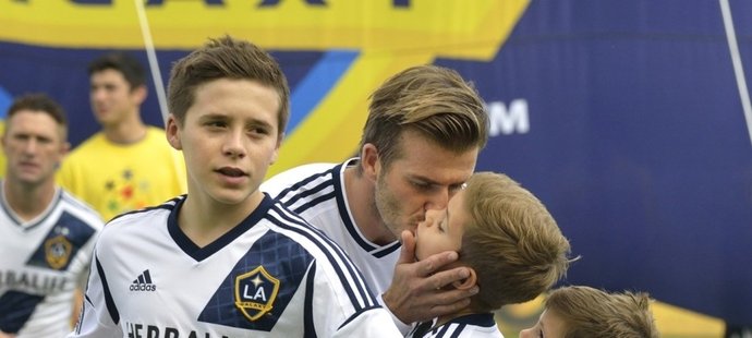 David Beckham dává pusu svému prostřednímu synovi Romeovi po triumfu Los Angeles v americké MLS