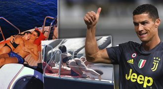 Ronaldo v ráji. Krásná Georgina na jachtě špulila dokonalou prdelku