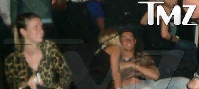 Cristiano Ronaldo v objetí s Paris Hilton