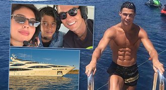 Senzační prázdniny. Ronaldo si užívá na jachtě za 4,5 milionu týdně