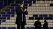 Kouč Birminghamu Wayne Roone aplauduje fanouškům po utkání s Hull City