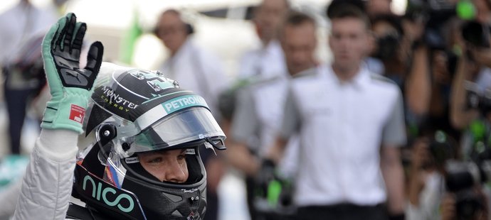 Kvalifikaci na Velkou cenu Japonska formule 1 vyhrál německý pilot Nico Rosberg před lídrem MS a kolegou z Mercedesu Lewisem Hamiltonem
