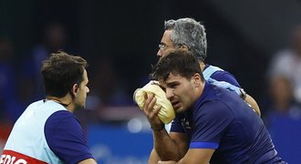 Francie po výhře utrpěla citelnou ztrátu, kapitán si zlomil lícní kost