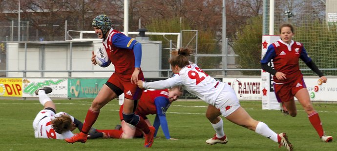 Ve Švýcarsku české hráčky porazily v poslední minutě místní reprezentaci 10:5. Za český tým skórovala Alexandra Zítková a Lucie Oupicová.