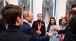 Ruský krasobruslařka Kamila Valijevová (uprostřed) se v Kremlu setkala s Vladimirem Putinem