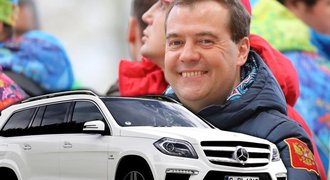 Dar pro ruské medailisty? Medveděv jim daroval mercedes i s řidičem