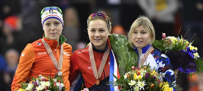 Trojice nejlepších rychlobruslařek ve sprintu na mistrovství Evropy, uprostřed česká závodnice Karolína Erbanová