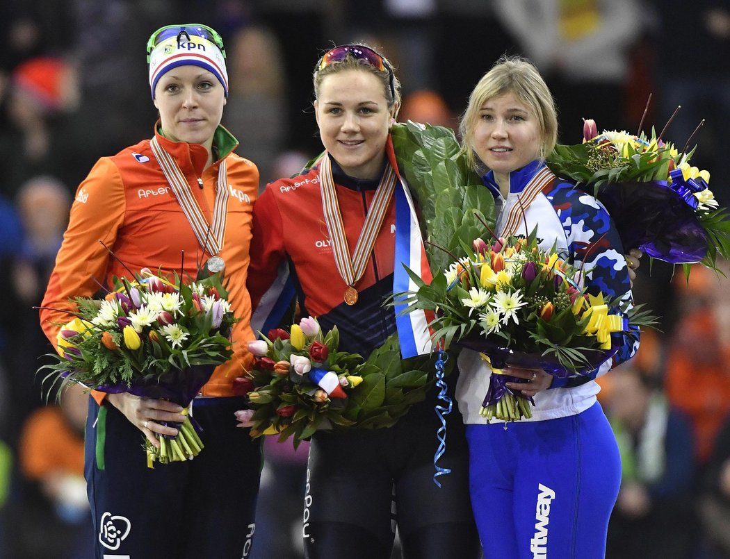 Trojice nejlepších rychlobruslařek ve sprintu na mistrovství Evropy, uprostřed česká závodnice Karolína Erbanová